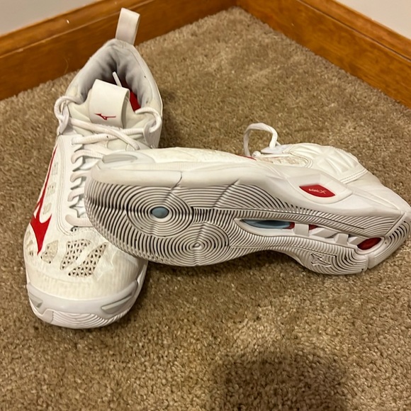 Mizuno women’s volleyball shoes - Picture 1 of 3